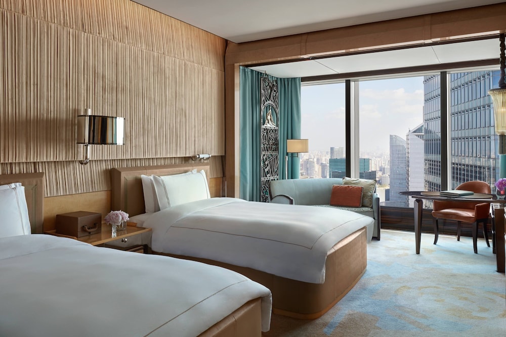 Club City Lights View Twin Room