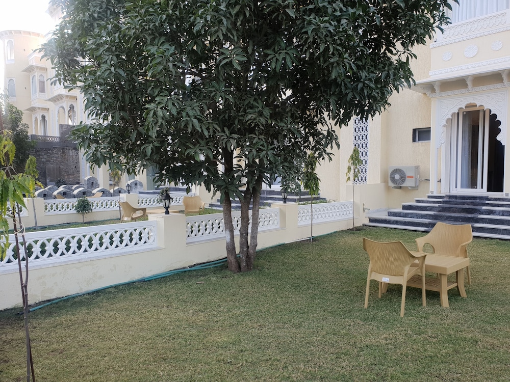 Everest Garden Suite photo 1