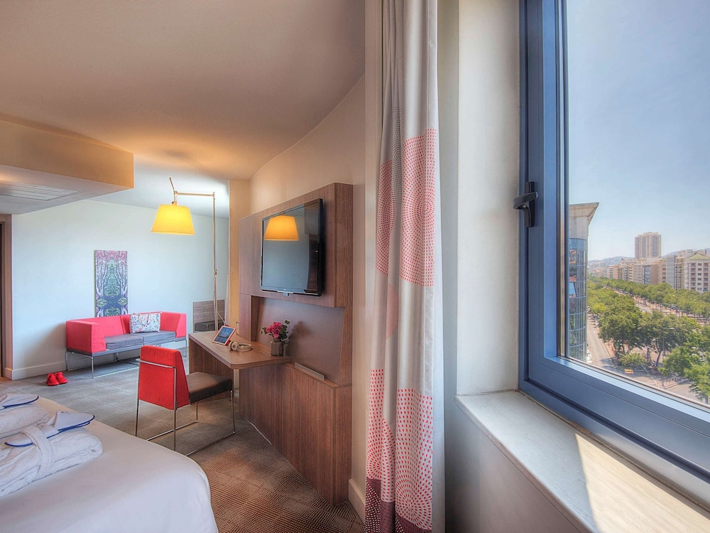 Executive Room, 1 Queen Bed thumbnail 5