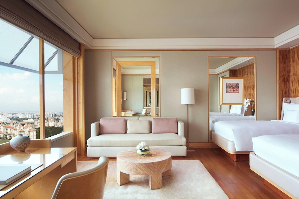 Club Deluxe High Club Story with Two Twin Beds