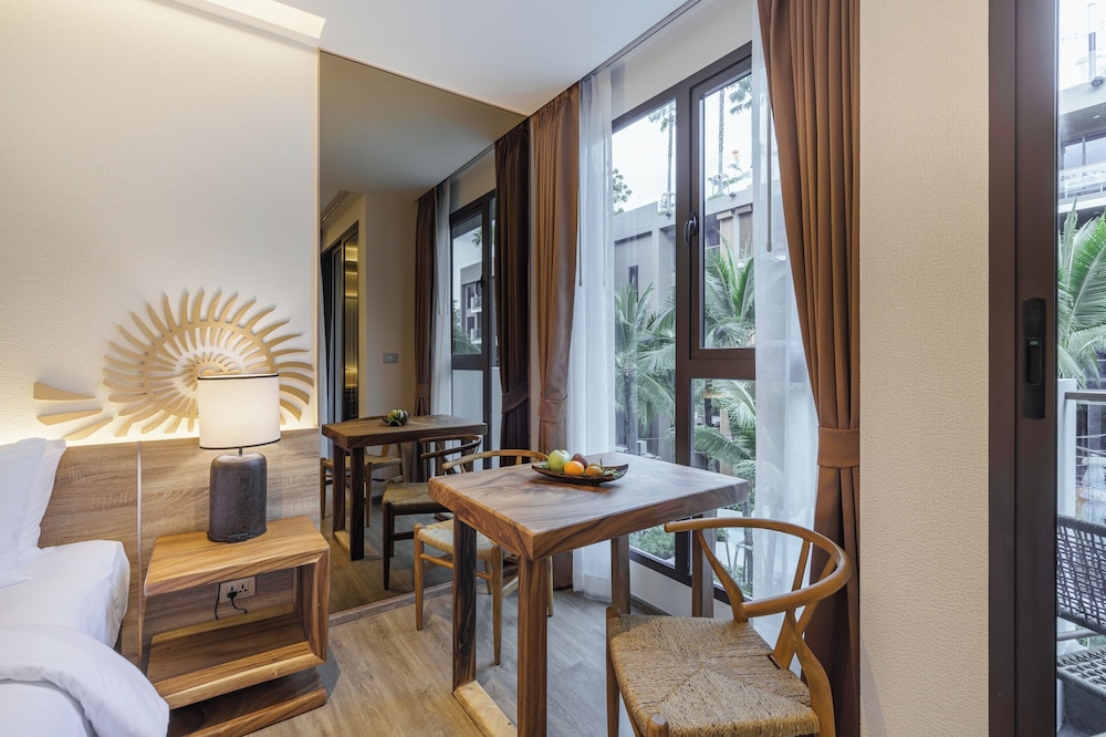 Deluxe Room, 1 King Bed, Pool View - Photo 4