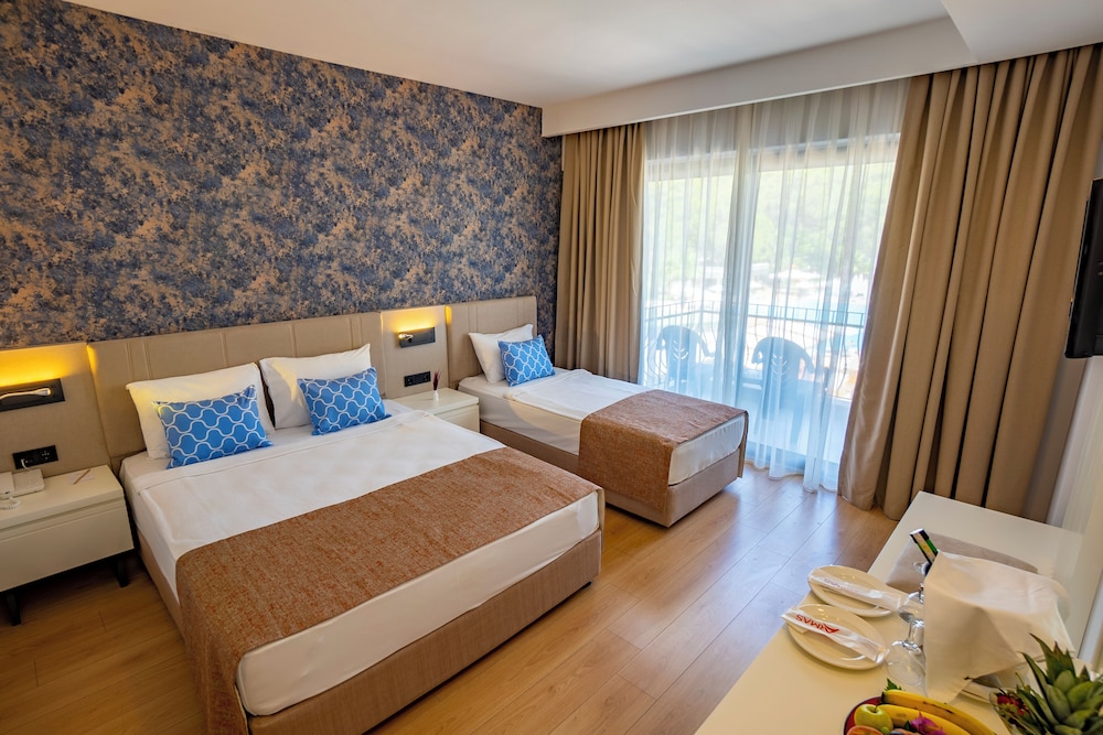 Standard Triple Room, Balcony - Photo 1