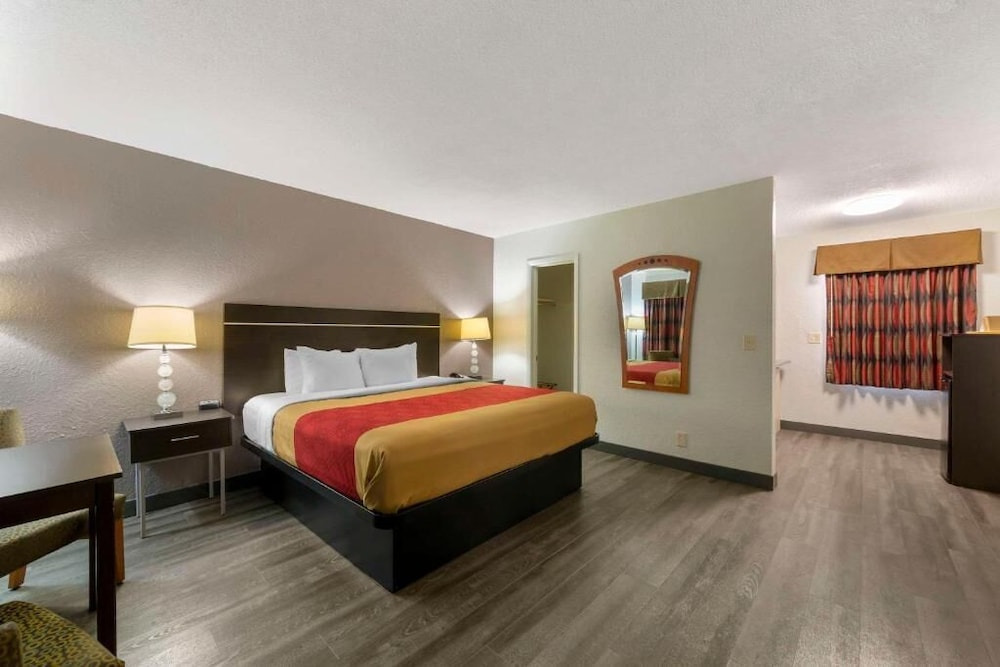 Standard Room, 1 King Bed photo 3