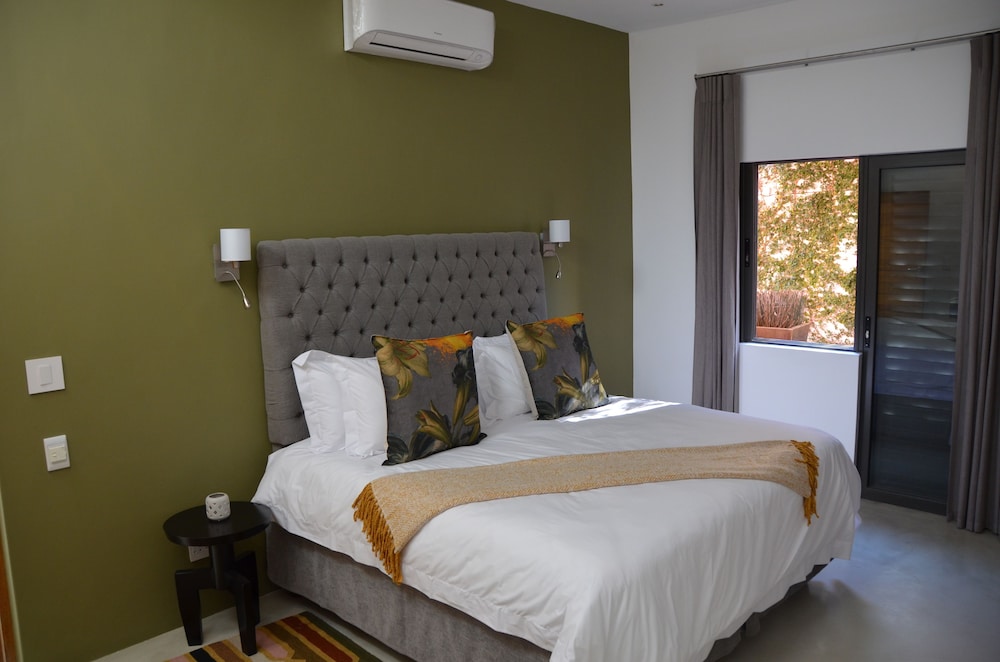Standard Room, 1 Queen Bed photo 2