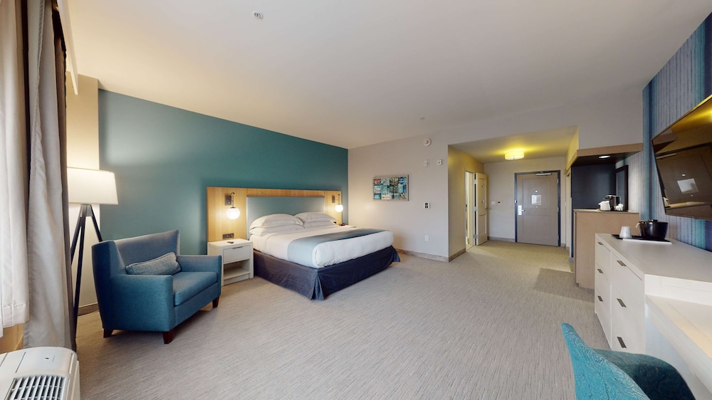 Studio, 1 King Bed, Accessible (Mobility & Hearing, Roll-in Shower) photo 3