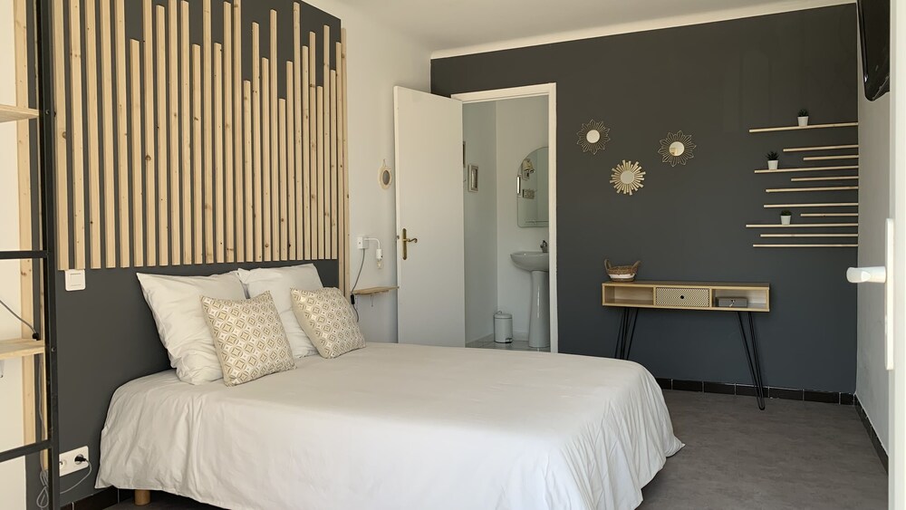 Standard Double Room, Private Bathroom - Photo 8