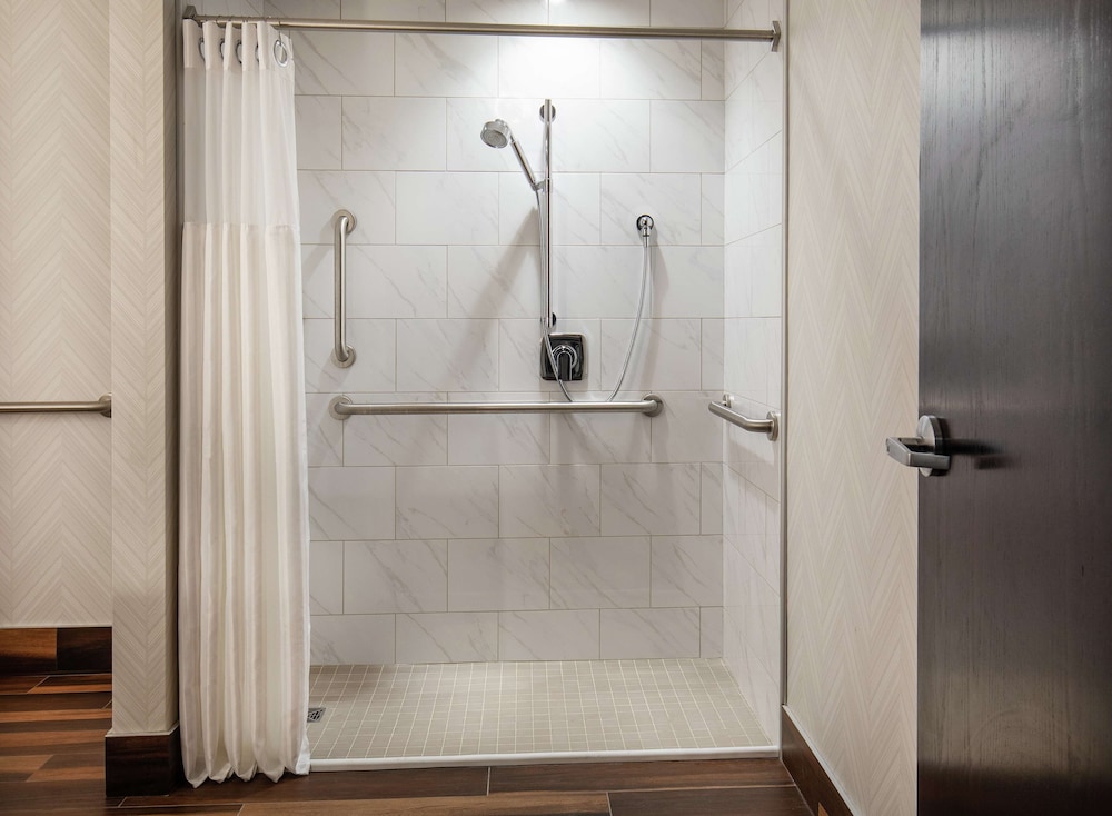 Room, 2 Queen Beds, Accessible (Mobility & Hearing, Roll-in Shower) photo 2