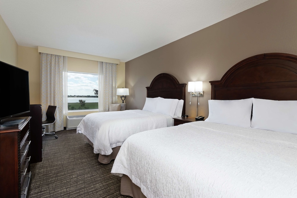 Room, 2 Queen Beds, Lake View - Photo 3