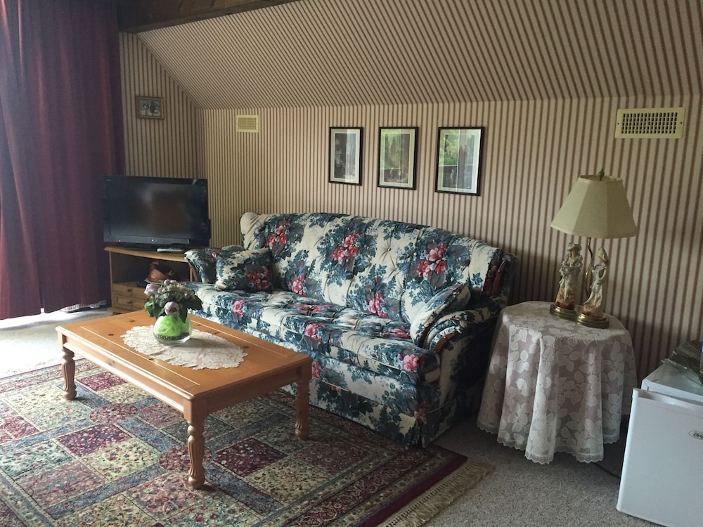 Signature Suite, 1 King Bed, Non Smoking, Lake View photo 1
