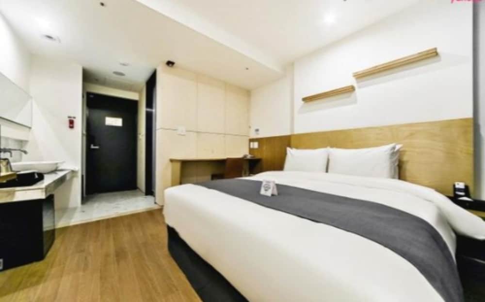 Standard Room, 1 Queen Bed photo 3