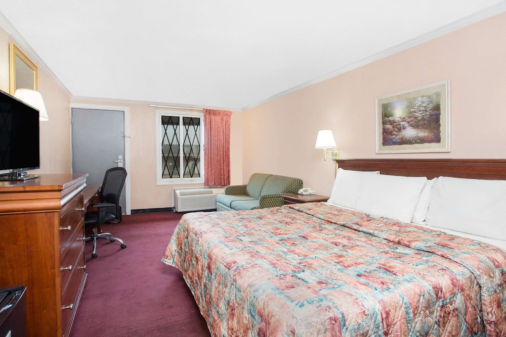 Room, 1 King Bed, Non Smoking - Photo 4