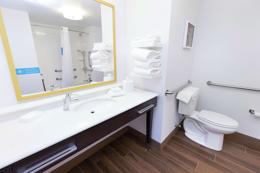 Room, 1 King Bed, Accessible, Bathtub photo 2
