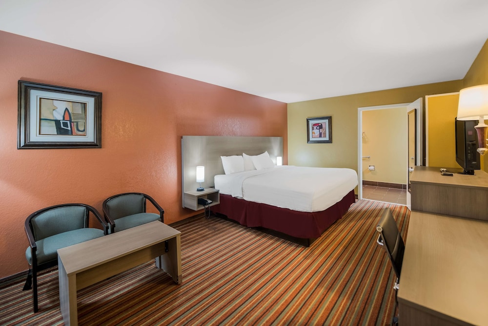 Standard Room, 1 King Bed, Smoking, Refrigerator & Microwave - Photo 1