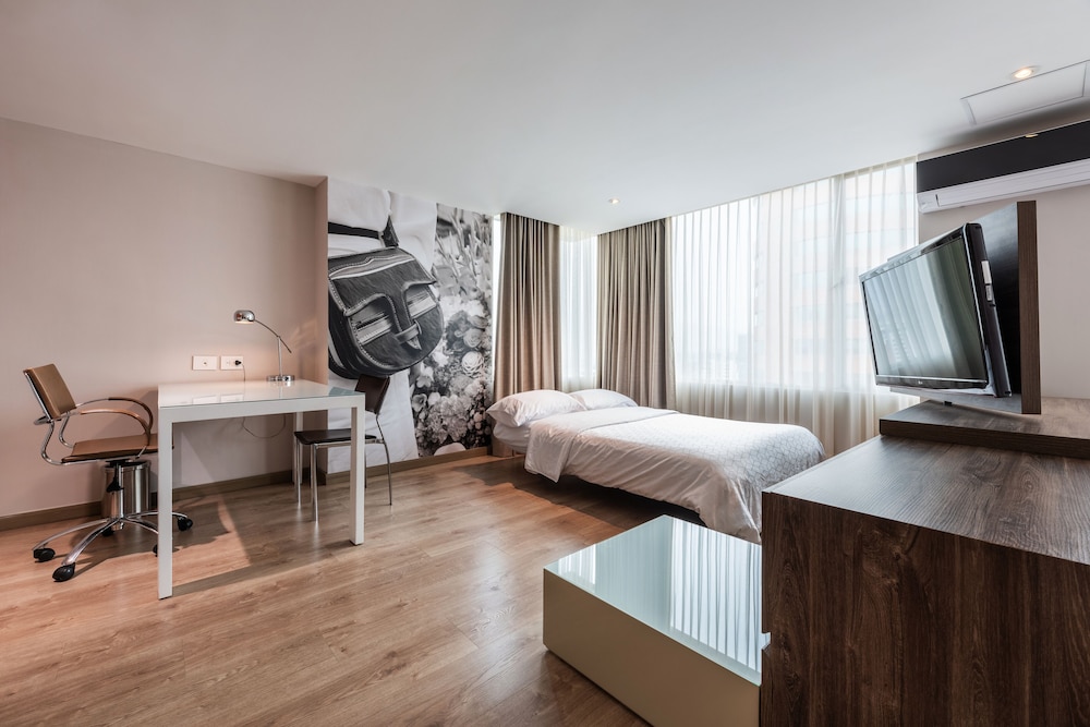 Standard Room, 1 Queen Bed - Photo 11