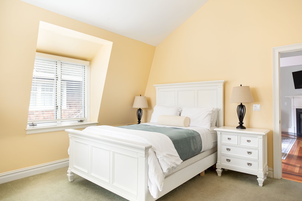 One Bedroom Suite - One-Bedroom Suite - Full Kitchen & Free Parking photo 3
