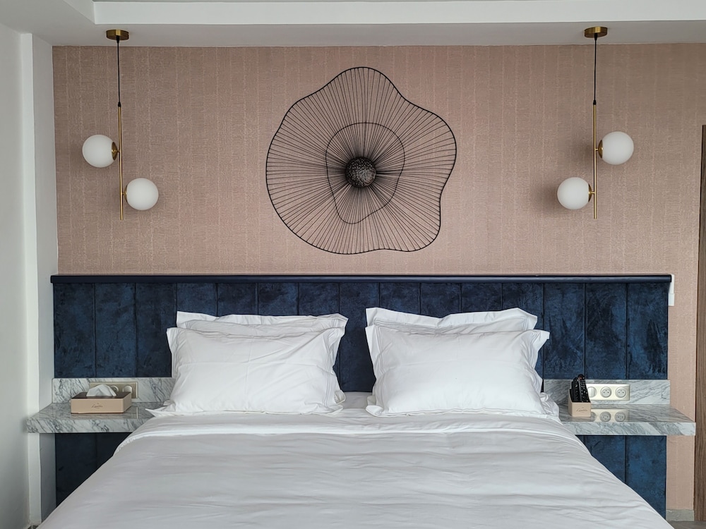 Deluxe Studio, 1 Queen Bed, Non Smoking photo 1
