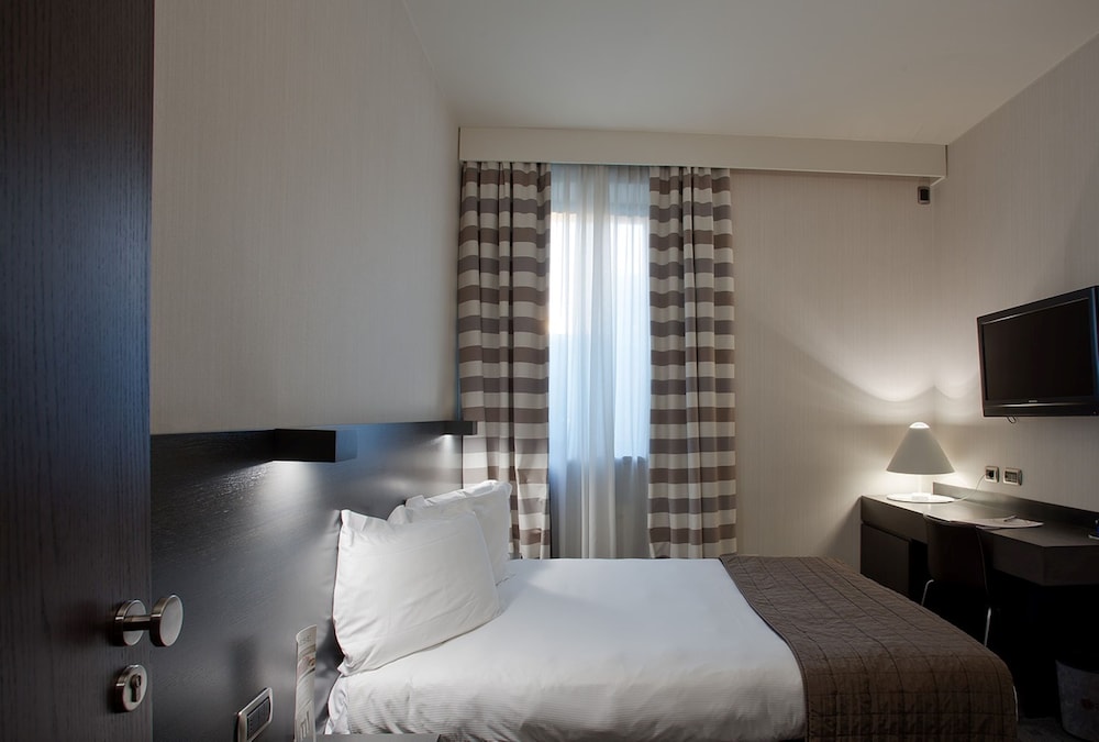 Standard Double Room (Small) - Photo 1
