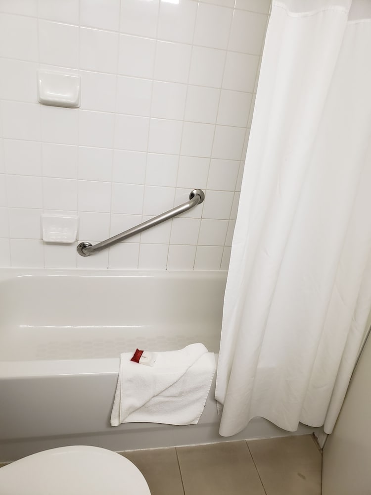 Room, 2 Queen Beds, Non Smoking, Pool View (Upper Floor) - Photo 2