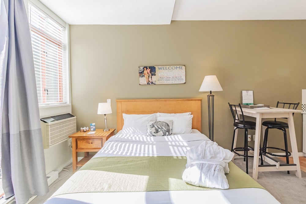 Condo, 1 King Bed with Sofa bed, Balcony, Mountain View