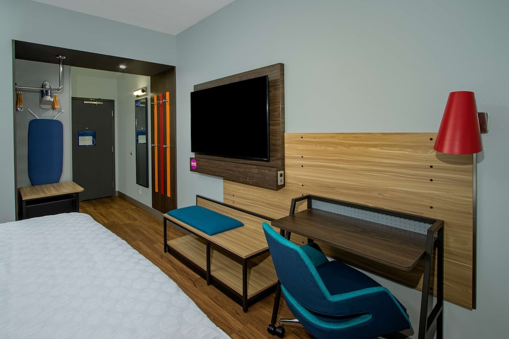 Room, 1 King Bed, Accessible (Mobility & Hearing, Roll-in Shower) - Photo 5