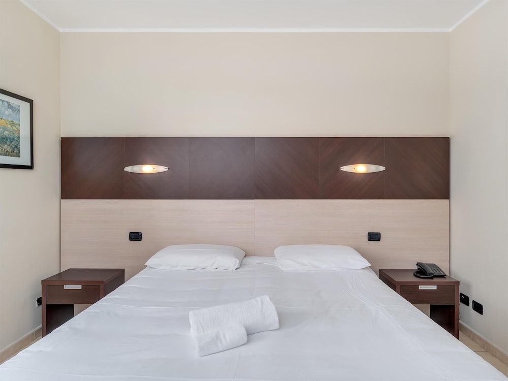Standard Double Room, Non Smoking - Photo 5