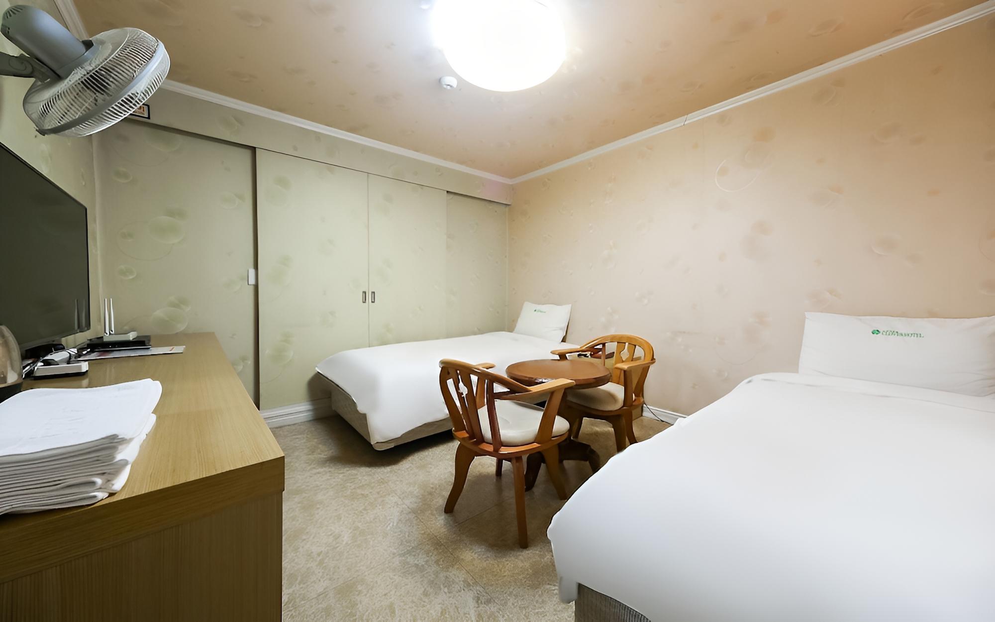 Room (Twin) - Photo 1