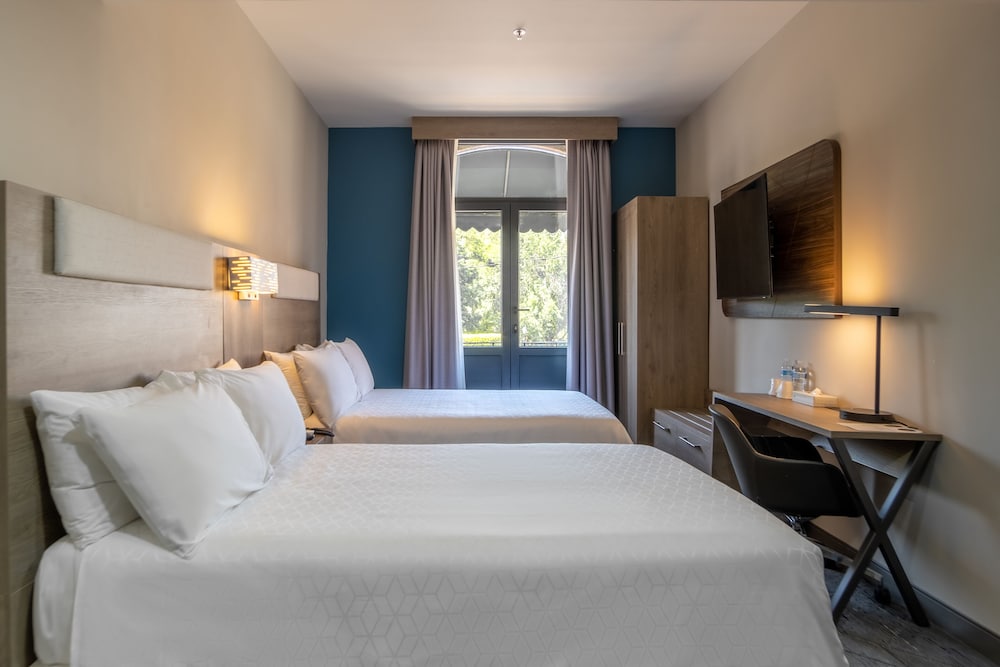 Standard Room, 2 Double Beds, Balcony, City View photo 2