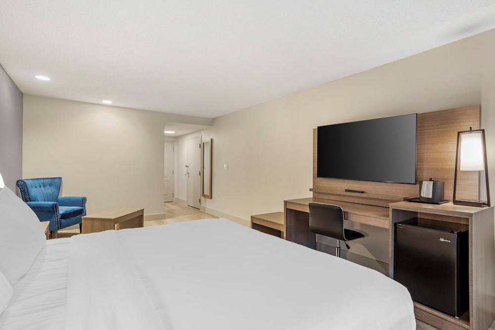 Standard Room, 1 Queen Bed, Non Smoking - Photo 3