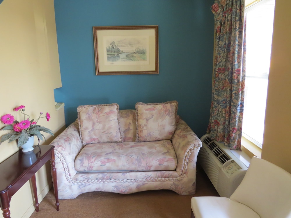 Standard Room, 1 King Bed, Non Smoking photo 3