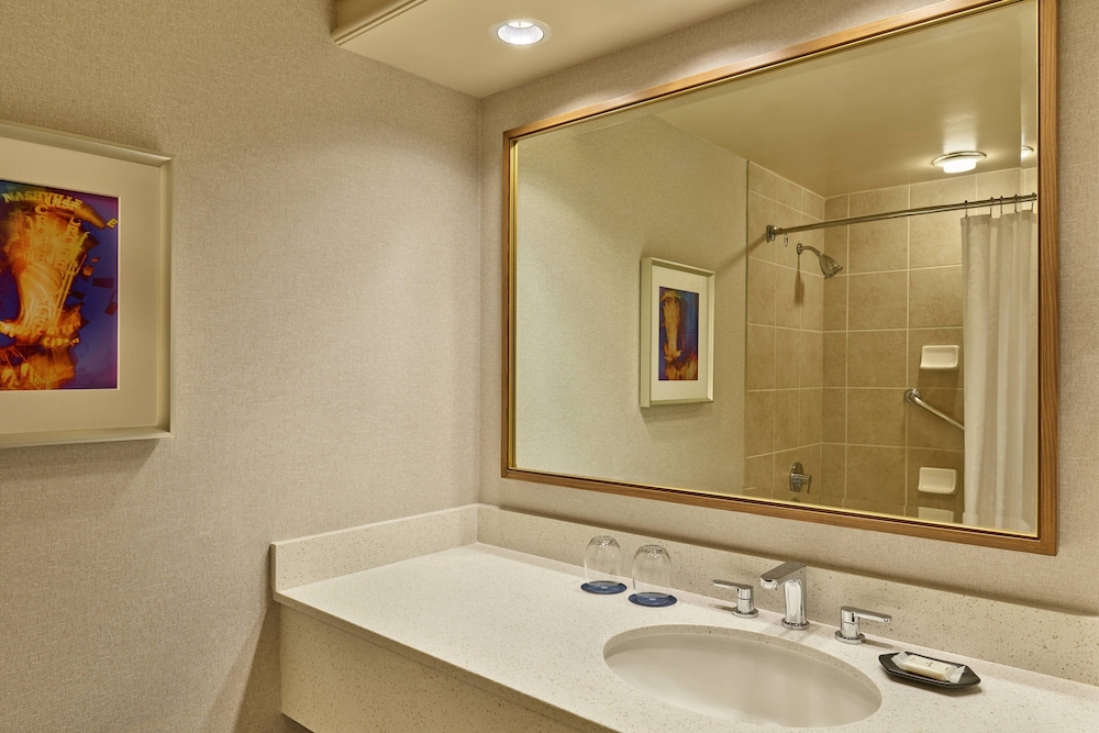 Deluxe Room, 1 King Bed, Courtyard View (Balcony) - Photo 7