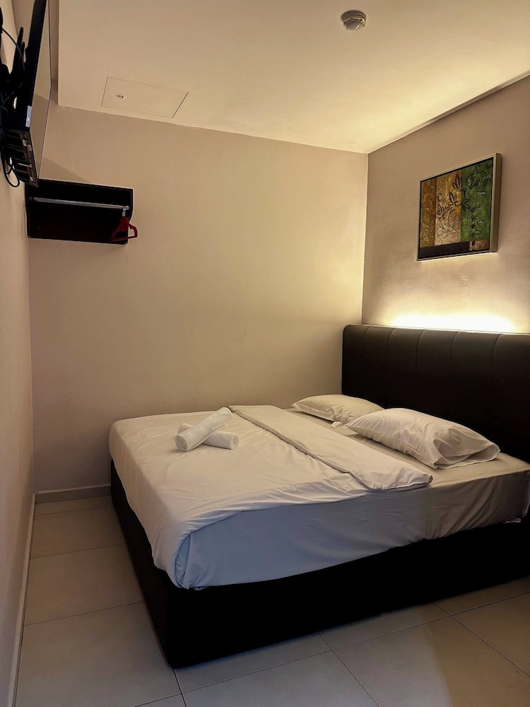 Standard Double Room, 1 Queen Bed, Non Smoking, Private Bathroom