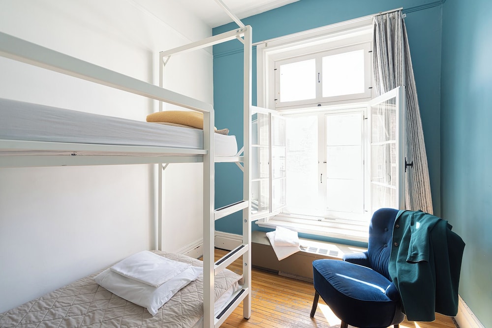 Private Room With 2 Single Beds (Shared Bathrooms) photo 1