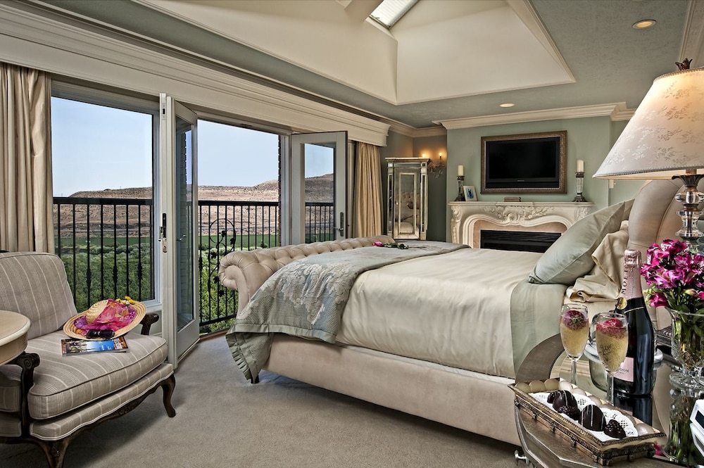 Luxury Suite, 1 King Bed, Jetted Tub, River View (Italian Decor) photo 3