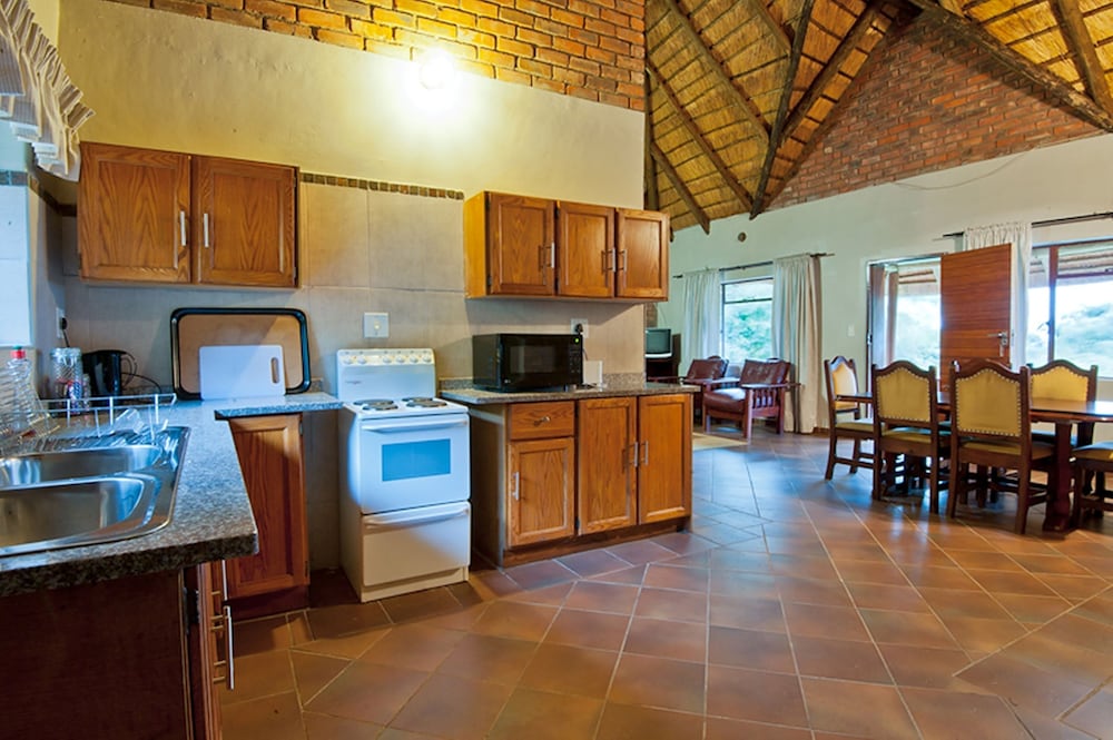 Comfort Cottage, 2 Bedrooms, Pool Access, Mountain View photo 2