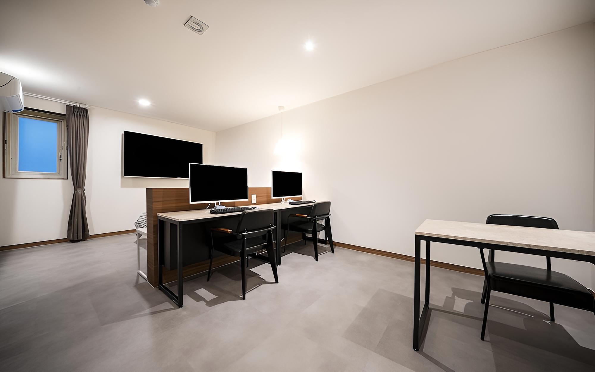 Room (Premium couple PC B (75" TV high-end ) photo 1