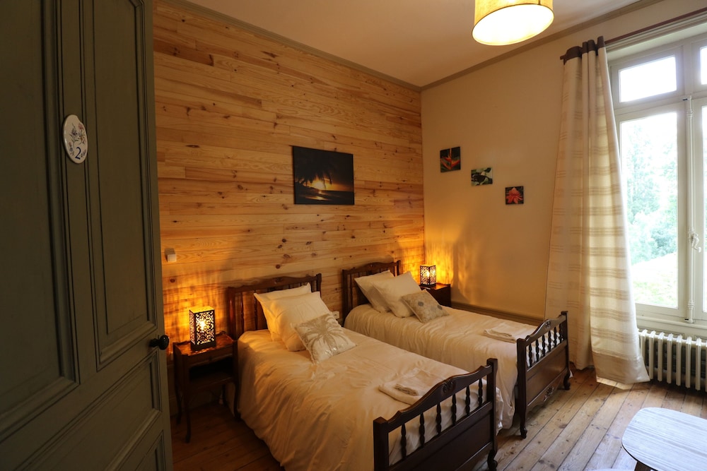 Room (ALBIZIA)