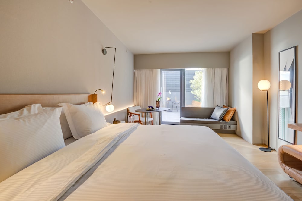 Executive Room, 1 King Bed - Photo 2