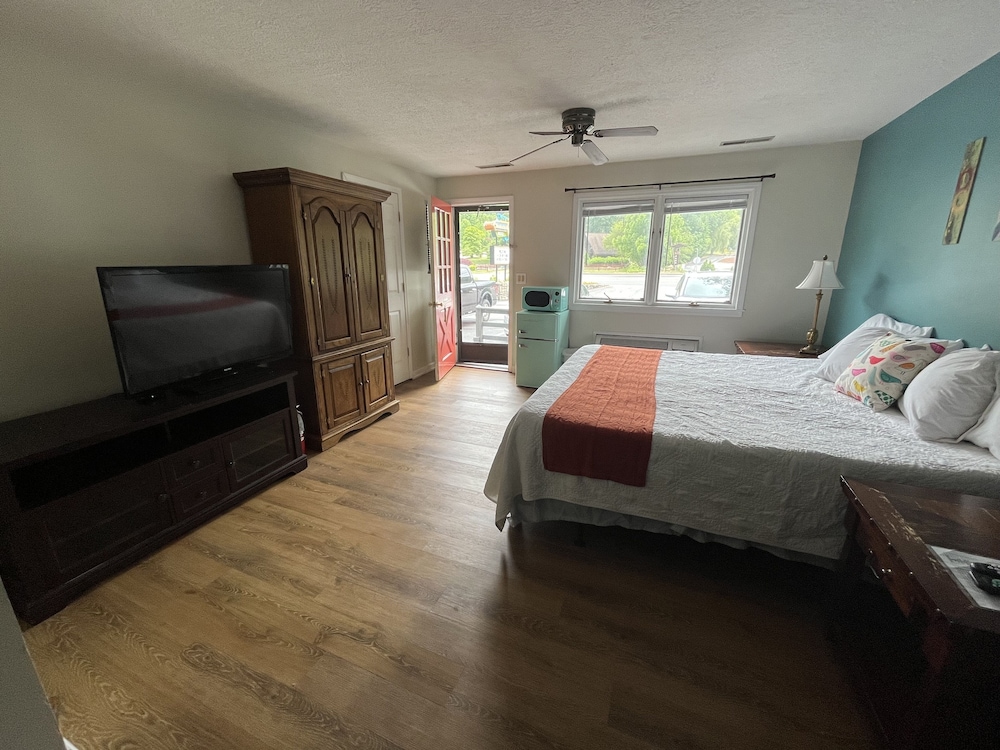 Room, 1 King Bed, Jetted Tub, Mountain View photo 3