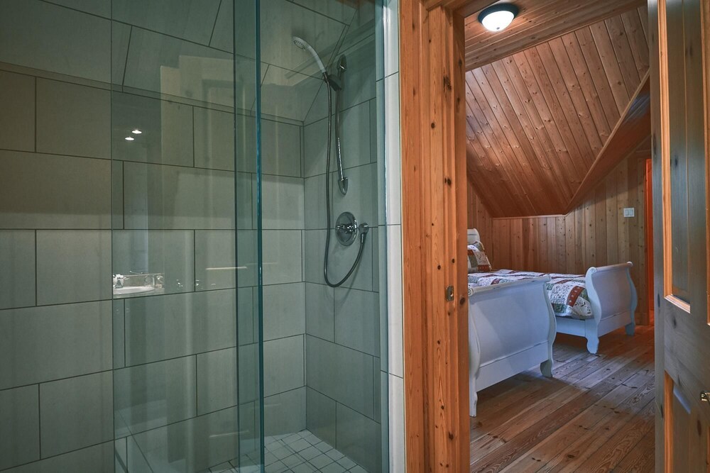Executive Plus 44 - Majestic log Chalet With hot tub Sauna Heated Pool and Close to Activities, Kuva 5