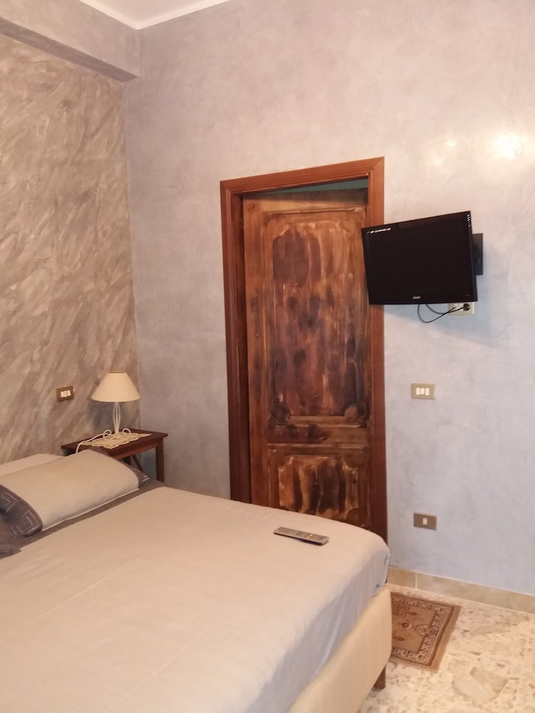 Deluxe Triple Room, Multiple Beds, Ensuite photo 1