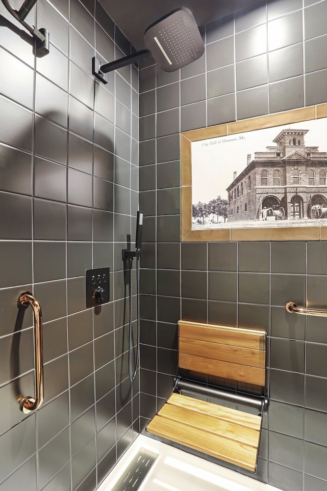 Deluxe Room, 1 Queen Bed, Mobility Accessible photo 2
