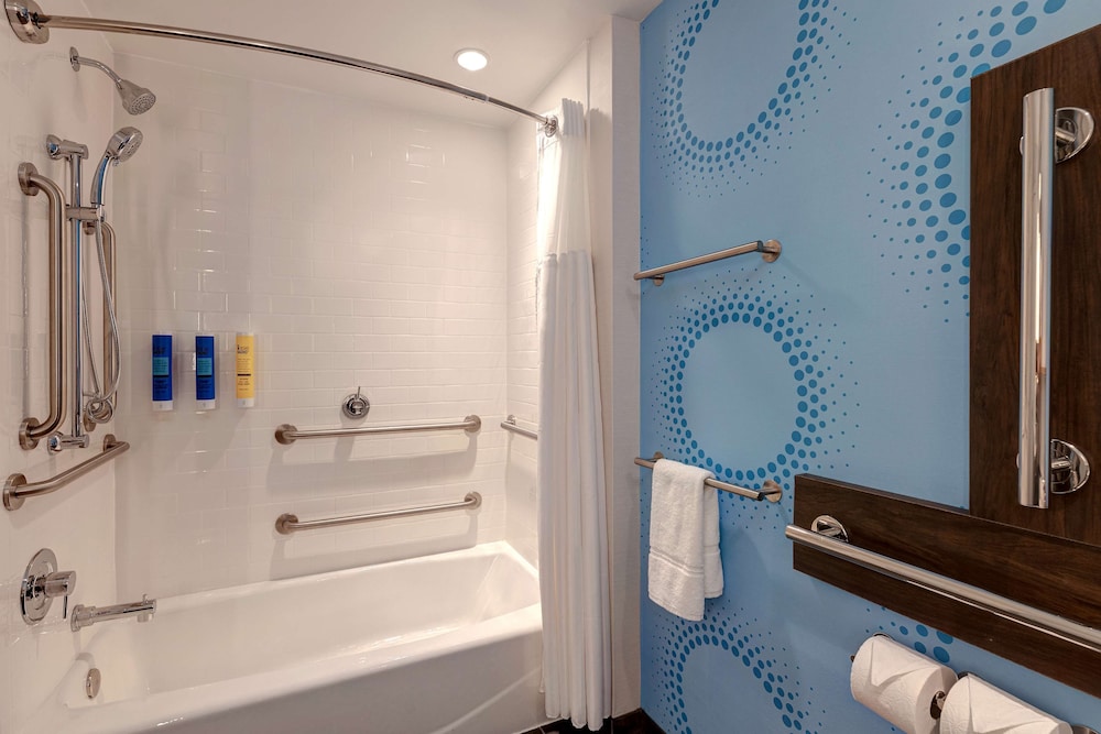 Room, 2 Queen Beds, Accessible, Bathtub - Photo 1