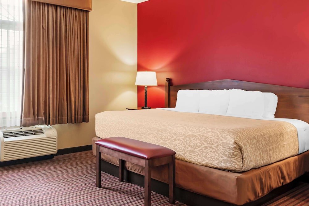 Suite, 1 King Bed, Non Smoking, Jetted Tub (with Sofabed) photo 1