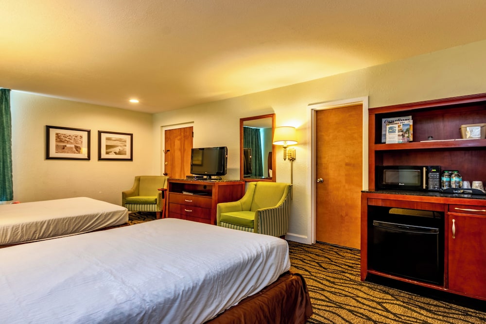 Standard Room, 2 Double Beds - Photo 10