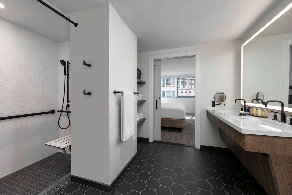 Suite, 1 Bedroom, Accessible (State, King, Roll-in Shower) - Photo 8