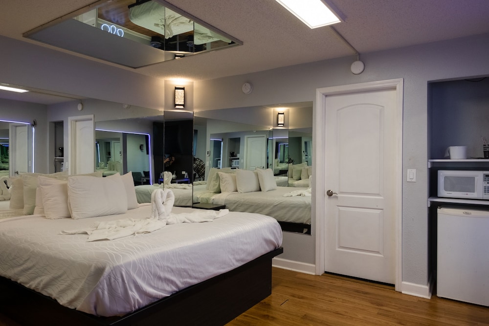 Romantic Room, 1 King Bed - Photo 14