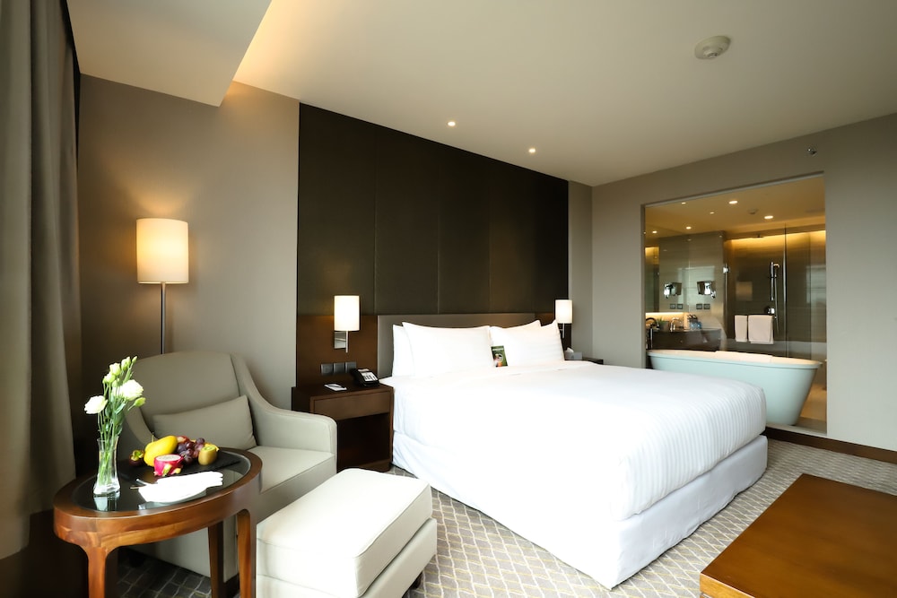 Deluxe Room, 1 King Bed, Club Lounge Access photo 3