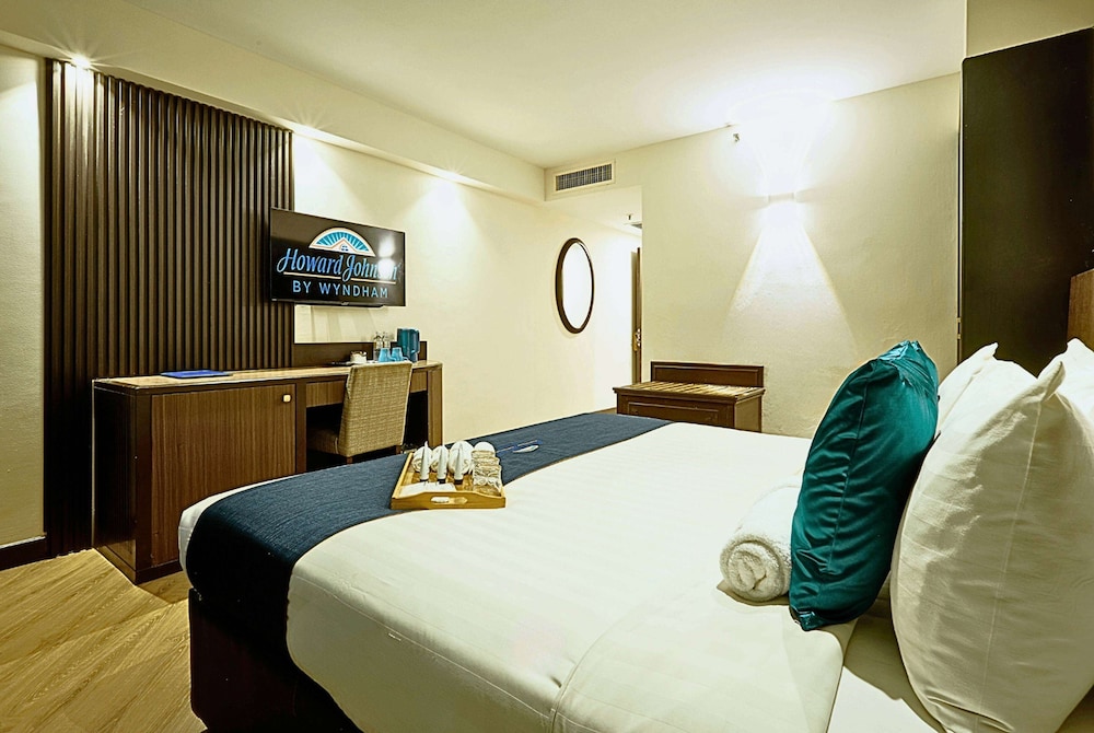 Deluxe Room, 1 King Bed, Non Smoking photo 3