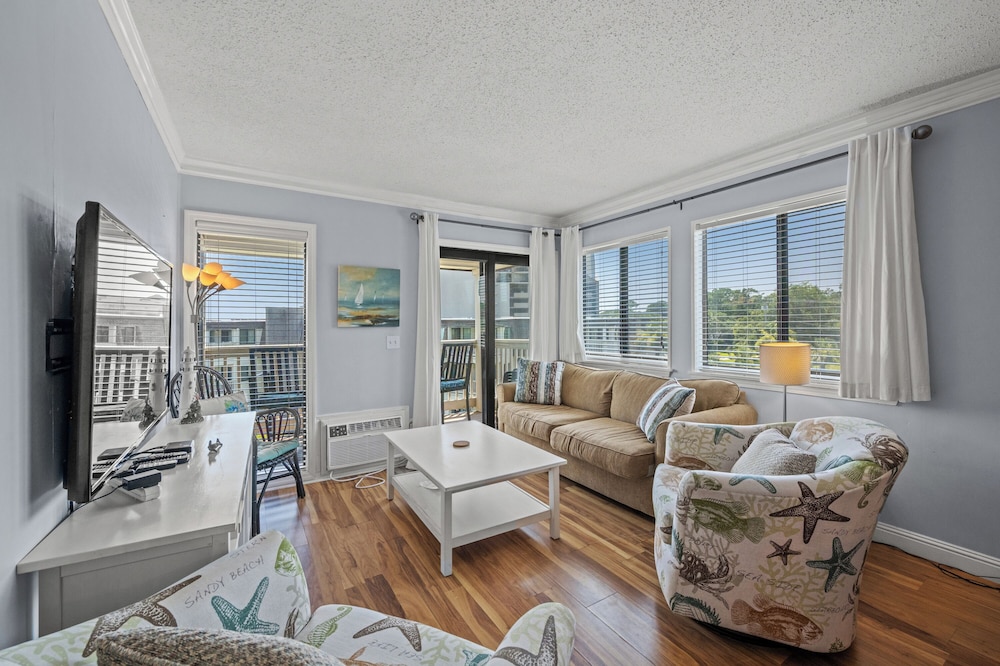 Basic Condo, 2 Bedrooms, Balcony, Partial Ocean View (316B)