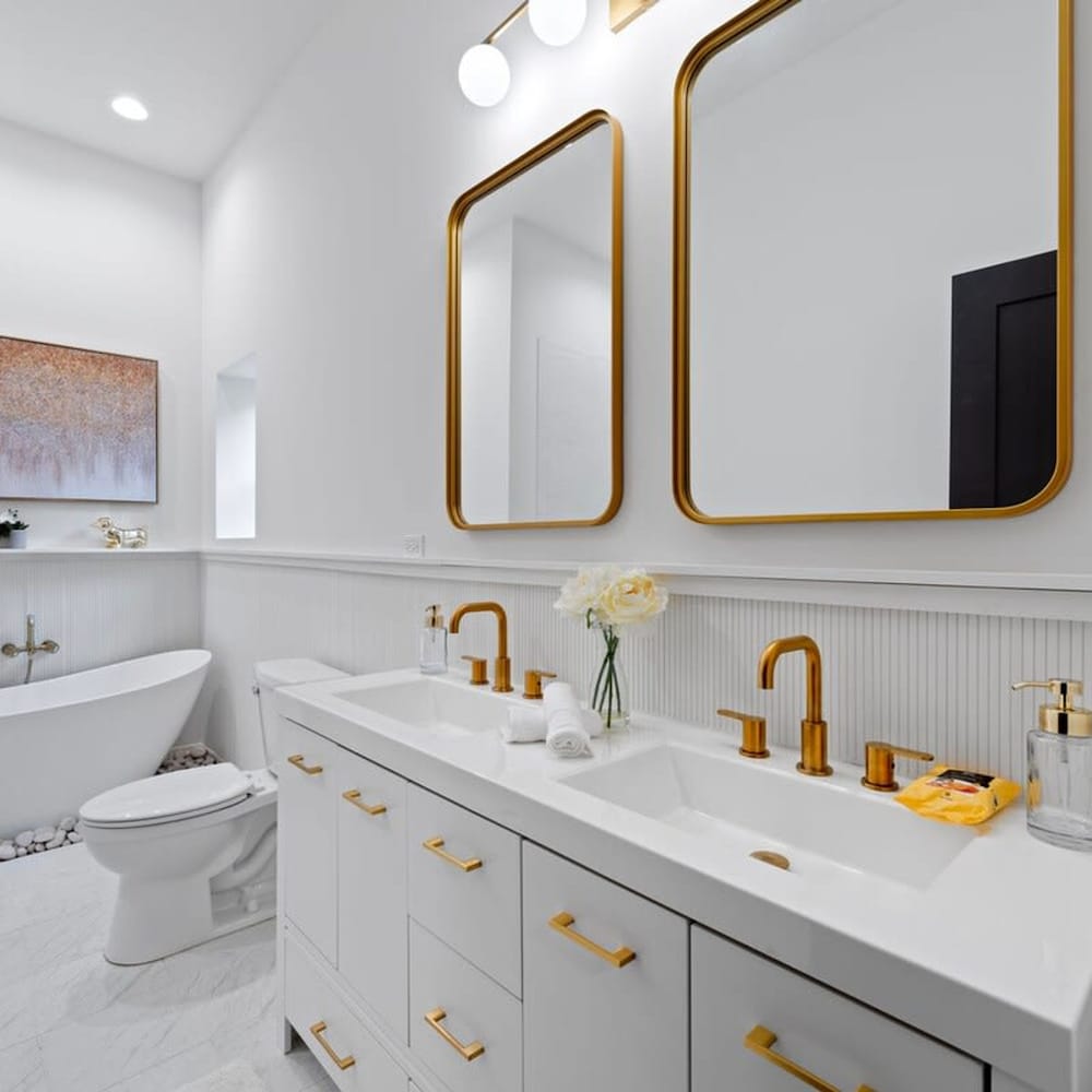 Chic 4-bedroom Haven Designer s Dream Home, Photo 43